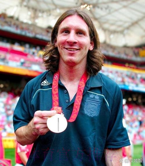 阿根廷名宿:本泽马现在强于梅西 懂球的人都明白 阿根廷名宿:本泽马现在强于梅西 懂球的人都明白